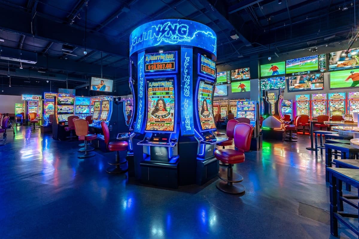 Ojos Locos Sports Cantina y Casino - 7